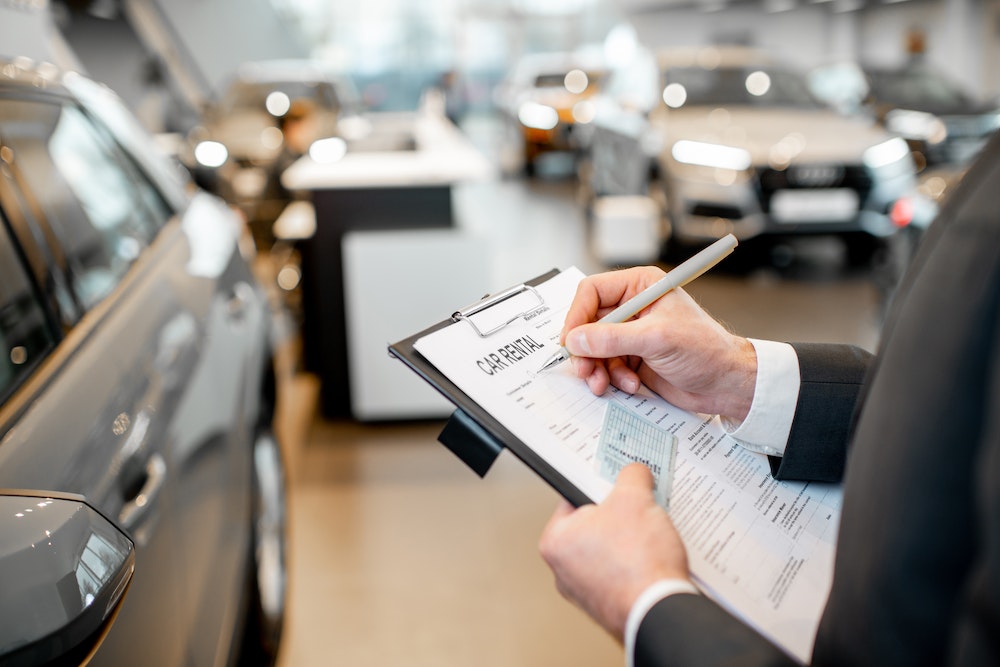 La régulation de la responsabilité de l'agence de location de voiture en cas de non-respect du droit à l'information