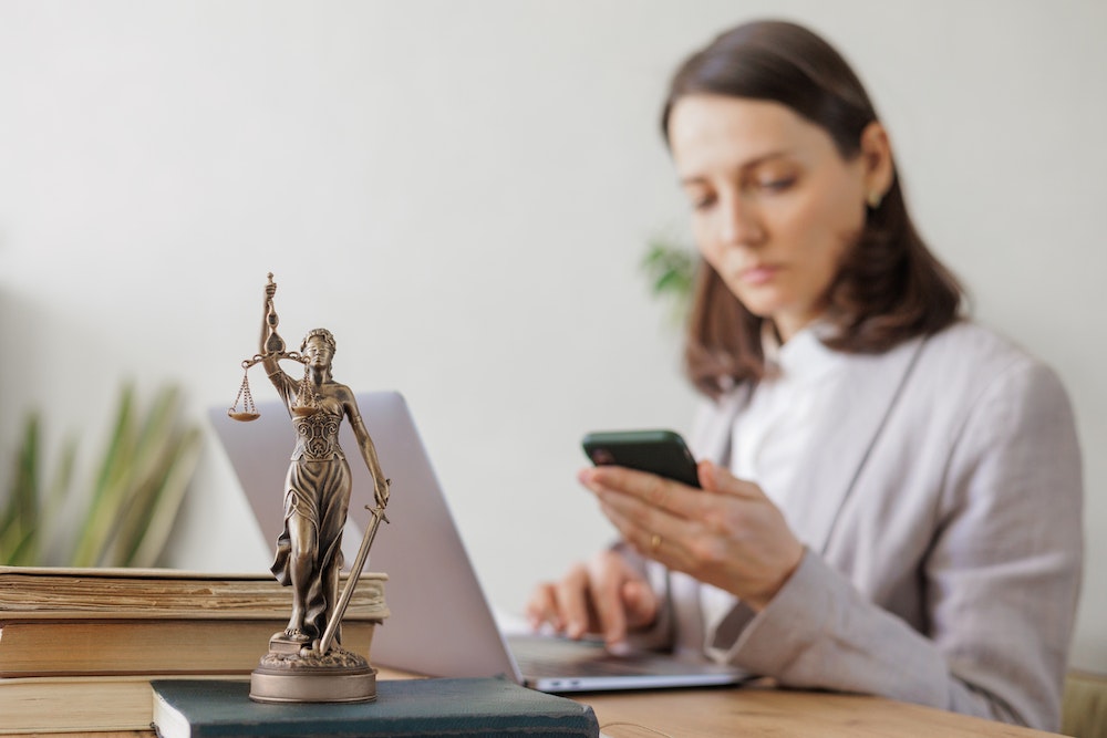 Comprendre les Visites et Saisies Domiciliaires: Droits, Procédures et Recours