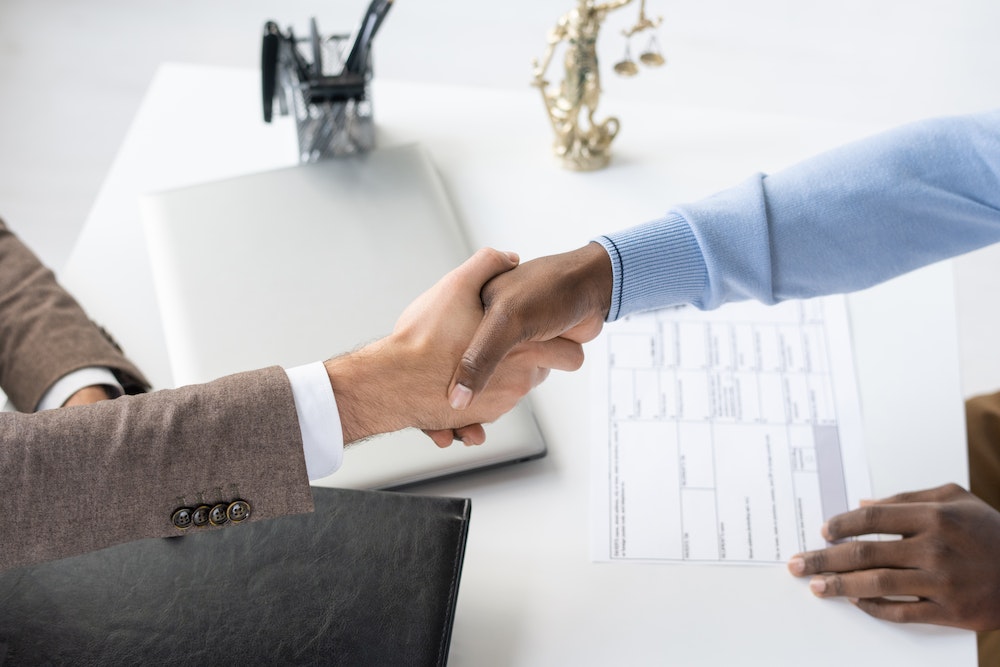 Vos clients ne paient plus leurs factures : Stratégies juridiques pour récupérer vos créances
