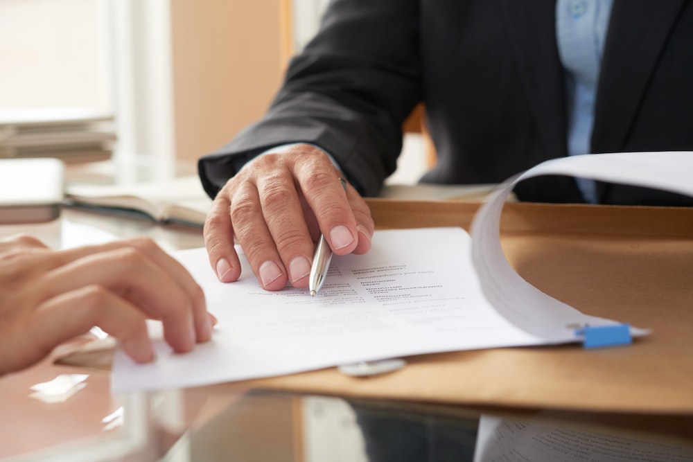 Mettre fin à un contrat de remplacement : les règles juridiques à connaître