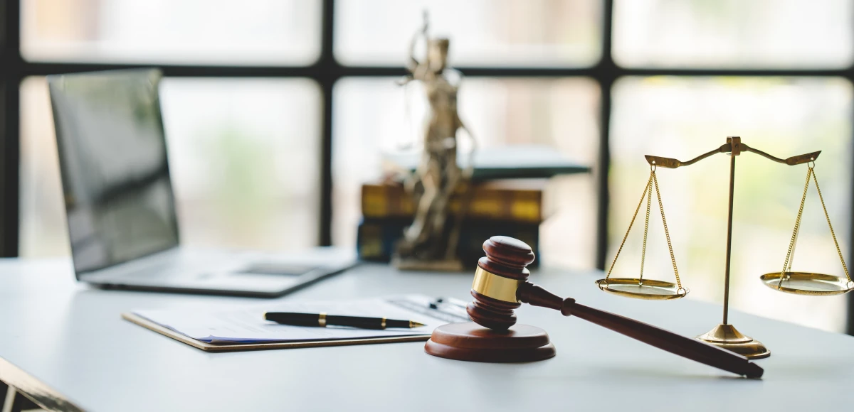 Le Dol en Droit des Contrats : Enjeux et Conséquences
